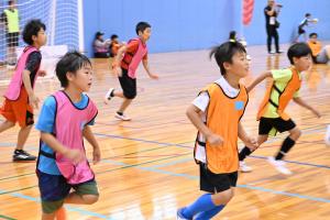 試合をするこどもたち