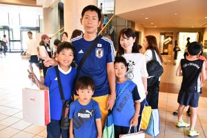 日本代表ユニフォームを着た親子
