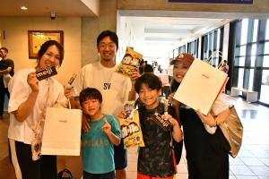 お菓子を持った親子