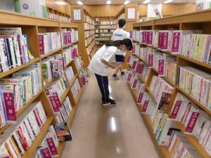 山直図書館での中学生の職場体験の様子