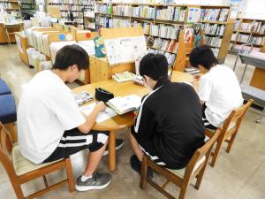 本館での中学生の職場体験の様子