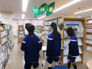 本館での中学生の職場体験の様子2枚目