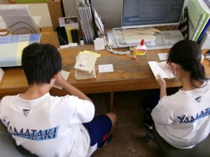 山直図書館での中学生の職場体験の様子