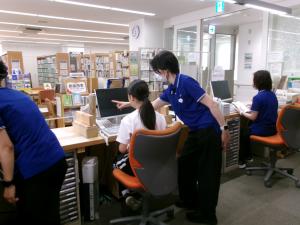 旭図書館での中学生の職場体験の様子