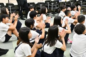 拍手をする児童たち