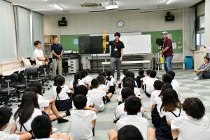 イカの生態について話をする柏尾学芸員