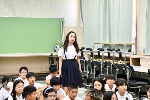 質問する女子児童
