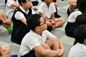 熱心に話を聞く男子児童