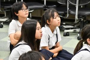 熱心に話を聞く児童たち