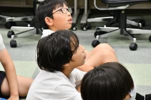 熱心に話を聞く男子児童