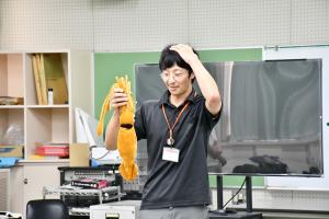 イカのぬいぐるみを使って説明する柏尾学芸員