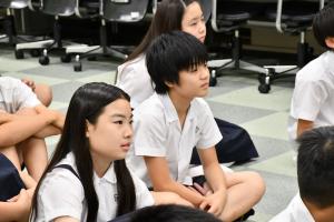 熱心に話を聞く児童たち