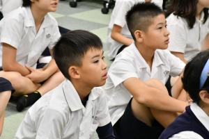 熱心に話を聞く児童たち