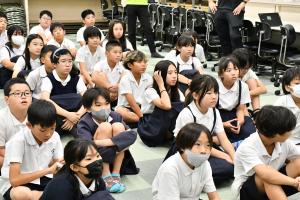熱心に話を聞く児童たち