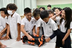 ドローンを持たせてもらう男子児童