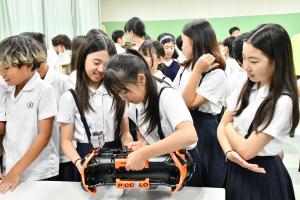 ドローンを持たせてもらう女子児童