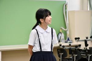 質問する女子児童