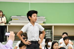 質問する男子児童