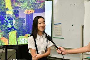 感想を述べる女子児童