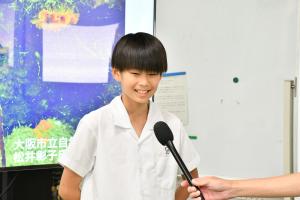 質問する男子児童
