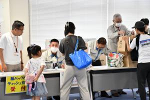 紙パックとティッシュ交換の受け付けの様子