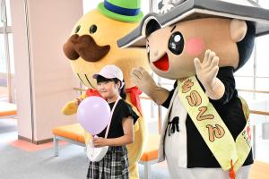 ちきりくんとつげさんと写真を撮る女の子