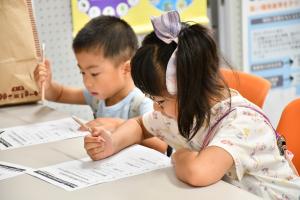 クイズに挑戦する幼い姉弟