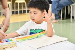 エコバッグに絵を描く男の子