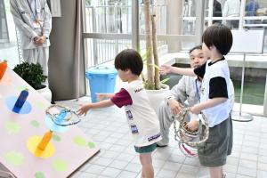 輪投げを楽しむ兄弟