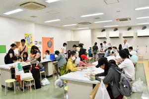 賑わうエコバッグ作りの部屋