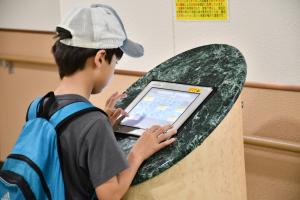工場見学する男の子