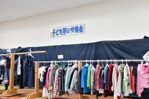 子ども服の交換会の様子