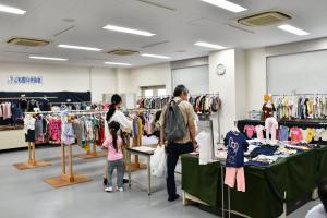 子供服の交換会の会場の様子