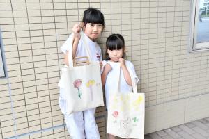できたエコバッグを持った姉妹