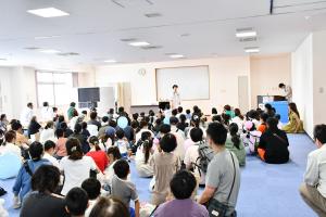 たくさんの人が集まったマジックショーの会場