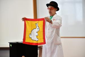 ハンカチを使ってマジックをするソッポさん