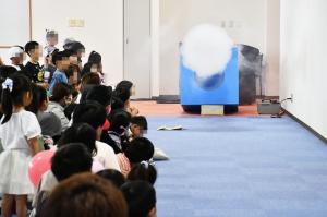 空気砲から出てきた煙を見る人たち