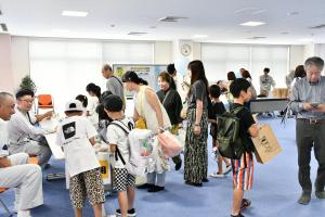 賑わっている会場の様子