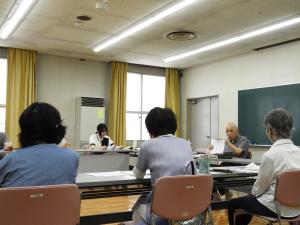 公開講座講師と数名の参加者を写した寄りの写真