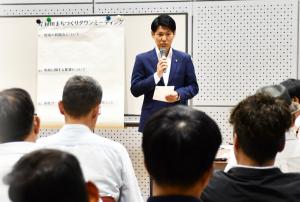 市長がマイクを持って市民に話している様子