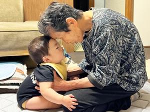 おでこを寄せ合うおばあさんと赤ちゃん