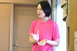 委嘱式後に話す大山加奈さん