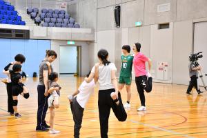 大山さんと市民がストレッチする様子