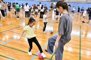 親子でボール取り競争