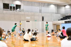 実演するきんでんトリニティブリッツメンバー２人