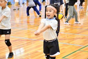 学んだことを実演する小学生
