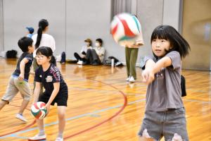 実演する小学生