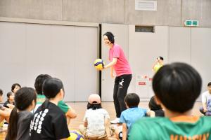 バレーボールを指導する大山さん