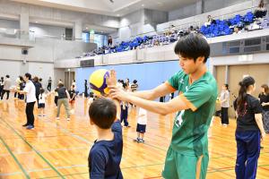 こどもにバレーボールを教えるきんでんトリニティブリッツメンバー