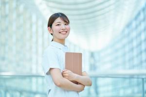 白衣の女性